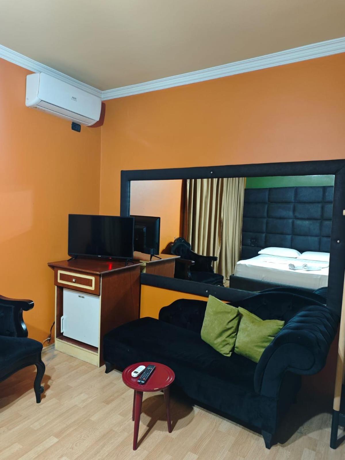Boutique Artist Hotel Tirana Buitenkant foto