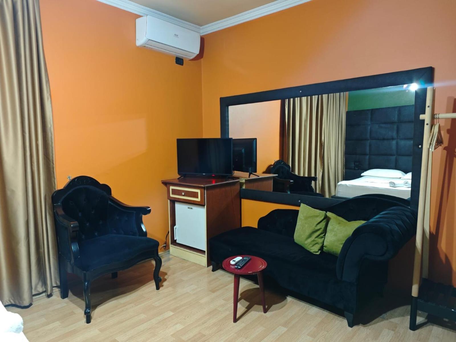 Boutique Artist Hotel Tirana Buitenkant foto